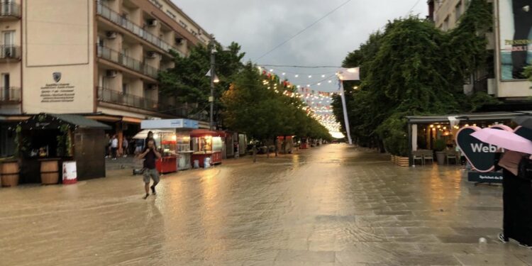 Përmbytet Prishtina – shiu shkatërron gjithçka në shesh