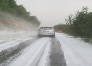 Rrugët në Bosnjë mbulohen nga akulli, sikur të ishte janari