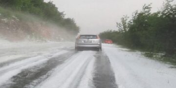 Rrugët në Bosnjë mbulohen nga akulli, sikur të ishte janari