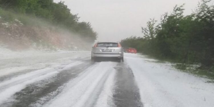 Rrugët në Bosnjë mbulohen nga akulli, sikur të ishte janari