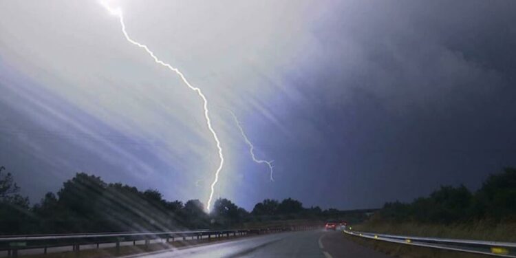 Dy motra i mbyt rrufeja, e treta lëndohet dhe dërgohet për trajtim në spital