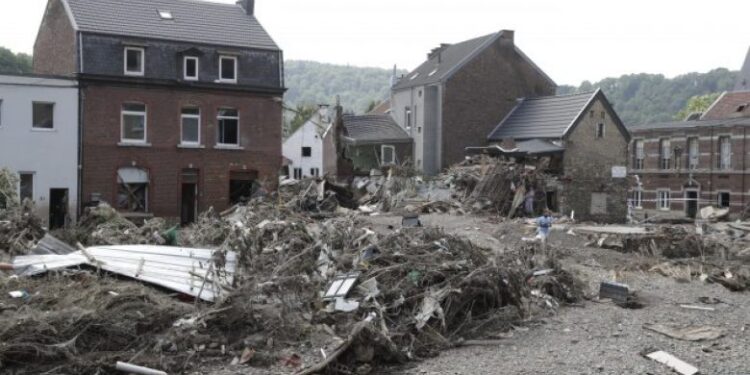 Sërish përmbytje dhe dramë: Uji bart vetura, përrenjtë në rrugë