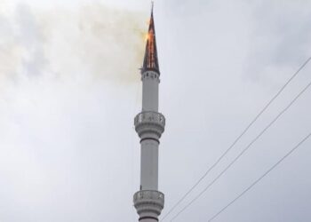 Minarja e xhamisë merr flakë pasi u godit nga rrufeja
