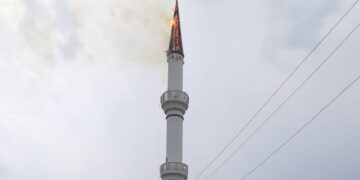 Minarja e xhamisë merr flakë pasi u godit nga rrufeja