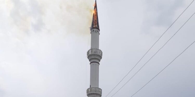 Minarja e xhamisë merr flakë pasi u godit nga rrufeja