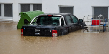 Gjermania përfshihet nga moti i ashpër, diku uji nëpër rrugë arriti deri në një metër lartësi!