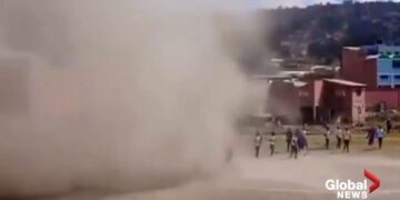 Tornado e pluhurit gjatë ndjeshjes së futbollit!