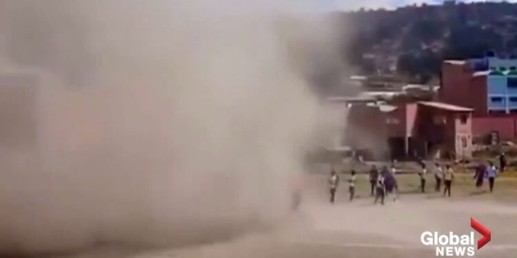 Tornado e pluhurit gjatë ndjeshjes së futbollit!