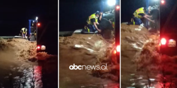 Shqiptari kthehet në hero, thyen xhamin e makinës dhe shpëton gjermanin që e kishte mbuluar uji