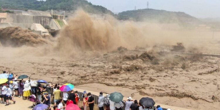 Shira të rrëmbyeshëm në Kinë, miliona kinez në rrezik nga shpërthimi i digës!