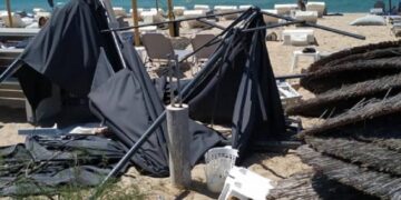 Tornado e papritur godet plazhen në Halkidiki!