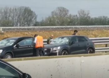 Pamje dramatike, breshëri thyen xhamat e qindra makinave në Itali