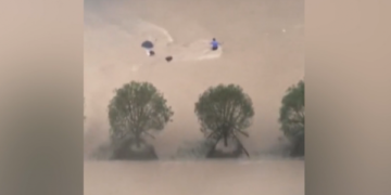 Pamje: Gruan e bart uji nëpër rrugën e vërshuar në Kinë