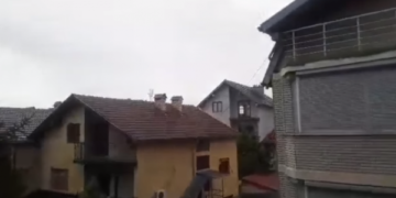 Momenti i goditjes së fuqishme të rrufesë në Prizren