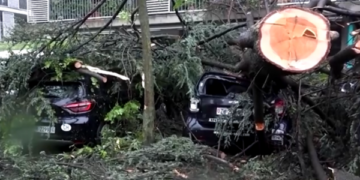 Shi i madh në Zvicër, stuhia bllokon rrugë e dëmton vetura në Cyrih