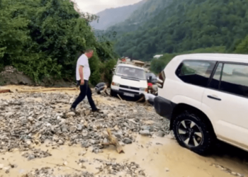 Vërshime në Deçan pas reshjeve të shiut, automjeti bllokohet në rrugë