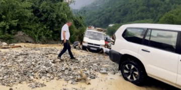 Vërshime në Deçan pas reshjeve të shiut, automjeti bllokohet në rrugë