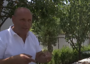 Aftësia e veçantë e 51 vjeçarit nga Vitia, gjen burimin e ujit me dy tela