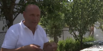 Aftësia e veçantë e 51 vjeçarit nga Vitia, gjen burimin e ujit me dy tela