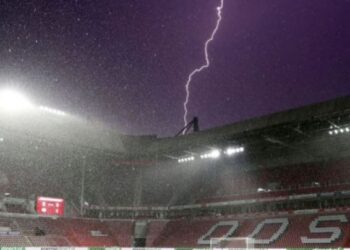 Trajneri i futbollit vdes pasi goditet nga rrufeja