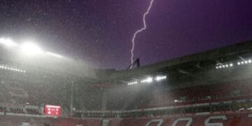 Trajneri i futbollit vdes pasi goditet nga rrufeja