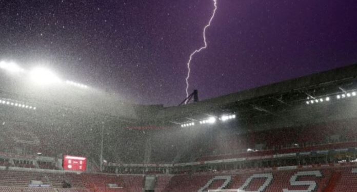 Trajneri i futbollit vdes pasi goditet nga rrufeja