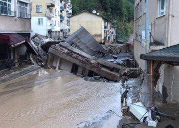 Pas zjarreve, Turqia përfshihet nga përmbytjet