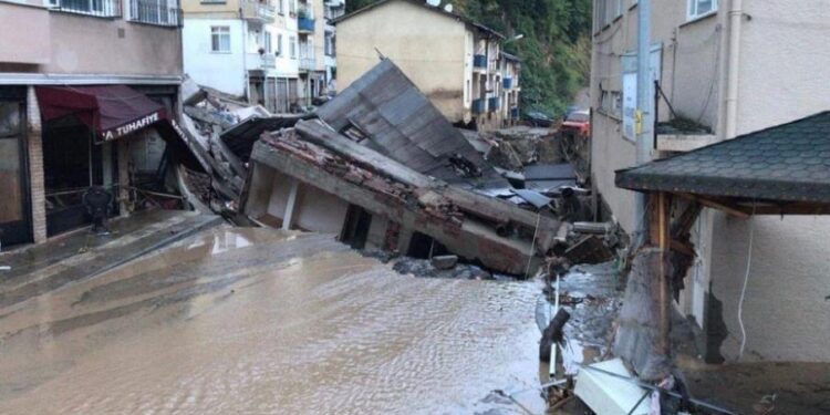 Pas zjarreve, Turqia përfshihet nga përmbytjet