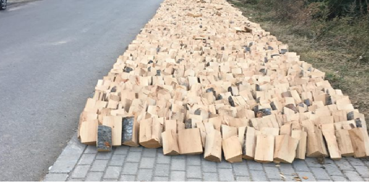 Qytetari nga Gjilani i la drutë në trotuar para shtëpisë, gjobitet me 300 euro