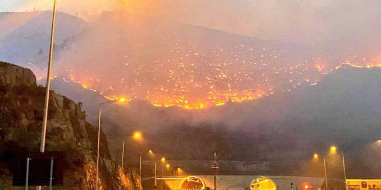 Alarmante: Del jashtë kontrollit zjarri mbi tunelin e Kalimashit