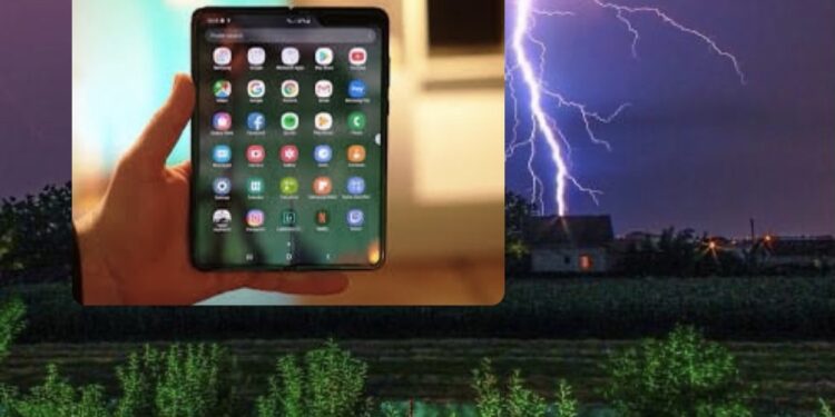 Rrufeja vret disa fëmijë teksa po luanin në telefon