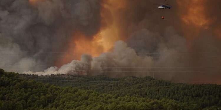 Situatë alarmante në Shqipëri, zjarret janë përhapur thuajse në të gjithë vendin