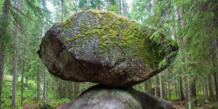 Fenomeni që ende askush nuk e ka shpeguar: Ky shkëmb qëndron në këtë formë për 11 mijë vite