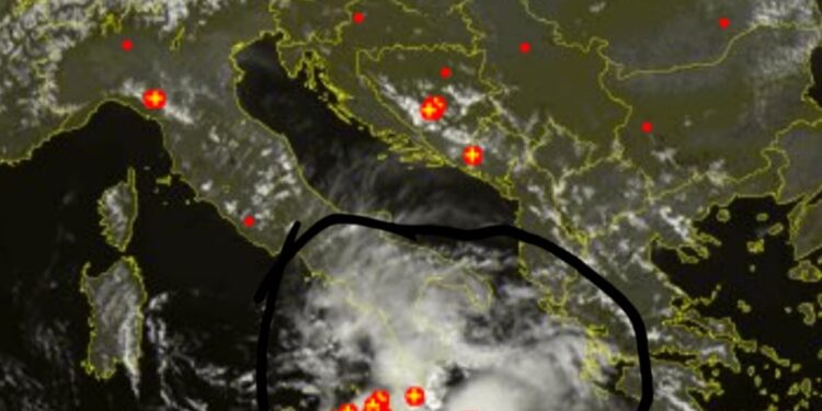 Në jug të Italisë kemi një ciklon të fuqishëm, reshje përfiton vetëm jugu i Shqipërisë!