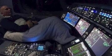 Nëse keni frikë nga fluturimet e natës, kjo fotografi mund të thellojë frikën tuaj edhe më shumë