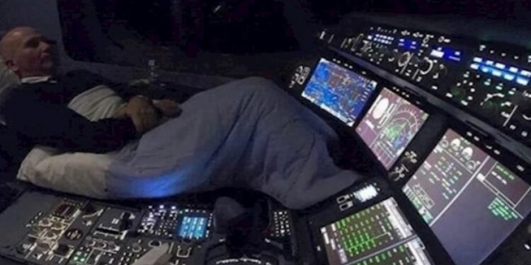 Nëse keni frikë nga fluturimet e natës, kjo fotografi mund të thellojë frikën tuaj edhe më shumë