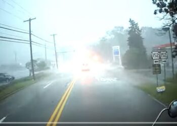 Fuqia shkatërruese e tornados, erërat e forta rrokullisin kamionin