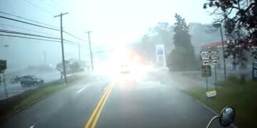 Fuqia shkatërruese e tornados, erërat e forta rrokullisin kamionin