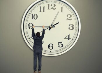 A do të ndryshojë ora në tetor? Flet eurodeputetja