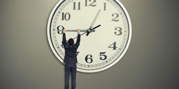 A do të ndryshojë ora në tetor? Flet eurodeputetja