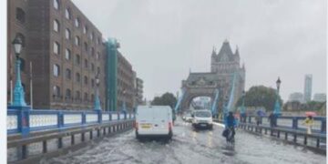 Përmbytet Ura e Kullës në Londër! (Video)