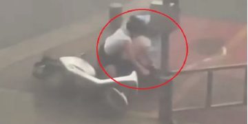 Nëna tenton me gjithë forcë ta mbrojë fëmijën e saj nga stuhia e fuqishme