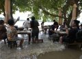 Drekë në ujë: Restoranti në Tailandë fiton klientë pas goditjes nga përmbytjet! (VIDEO)