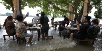 Drekë në ujë: Restoranti në Tailandë fiton klientë pas goditjes nga përmbytjet! (VIDEO)