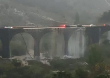 Mot i keq në Itali, rrugët kthehen në lumenj, mbyllen shkollat