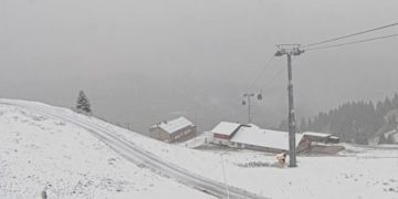 Vala e ftohtë përfshinë Austrinë, bie bora e parë