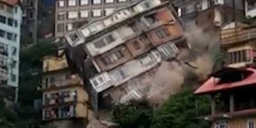 Momenti kur ndërtesa 8-katëshe zhduket në pak sekonda pas rrëshqitjes së tokës