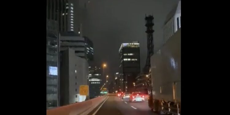 Japonia shkundet nga një tërmet me magnitudë 6.1, momenti teksa makinat ndalojnë nga lëkundjet e fuqishme