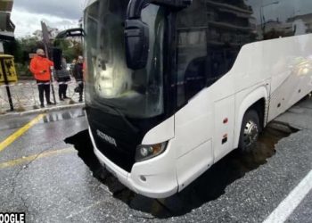 Stuhi dhe mot ekstrem: Hapet gropa në mes të rrugës në Selanik dhe “përpin” autobusin
