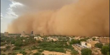 Bllokohet horizonti, stuhia gjigante e rërës përfshin qytetin